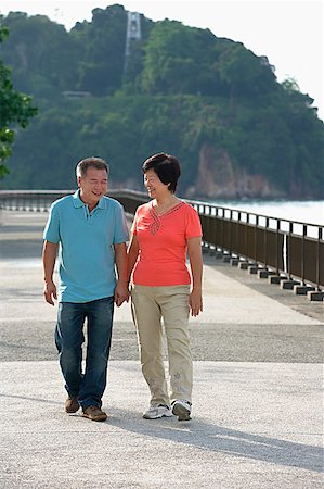 Couple strolling along the waterfront Stock Photo - Premium Royalty-Free, Code: 656-01766794