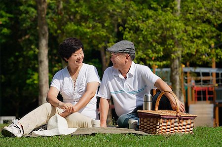 flirt senior woman - Couple having a picnic in the park Stock Photo - Premium Royalty-Free, Code: 656-01766961