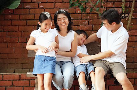 Father and mother with two children, fooling around Foto de stock - Sin royalties Premium, Código: 656-01768171