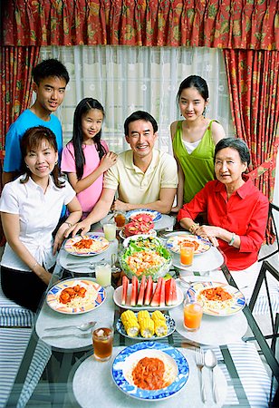 Three generation family around dining table, portrait Foto de stock - Sin royalties Premium, Código: 656-01769311