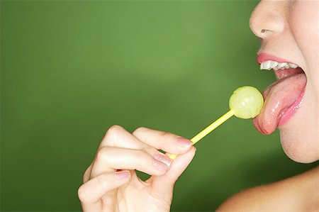 Woman licking lollipop, side view Foto de stock - Sin royalties Premium, Código: 656-01769392