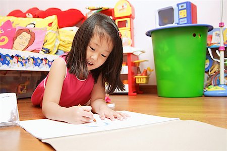 pencil crayon - Young girl on floor, drawing on paper Foto de stock - Sin royalties Premium, Código: 656-01769502