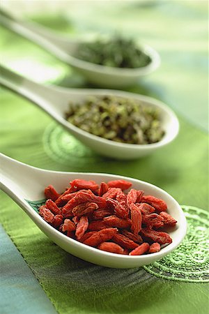 Still life of 3 Chinese soup spoons with spices in a row Stock Photo - Premium Royalty-Free, Code: 656-01772100