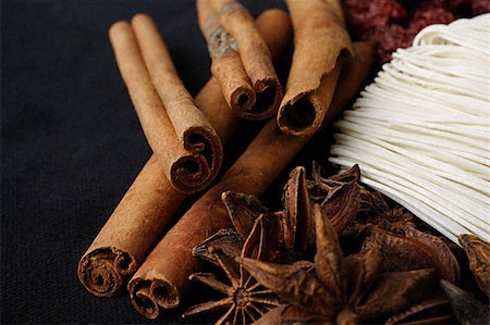 Cinnamon sticks, star anise and noodles Stock Photo - Premium Royalty-Free, Code: 656-02371868