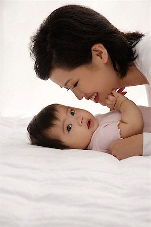 filipina mother daughter - Femme avec bébé fille Photographie de stock - Premium Libres de Droits, Code: 656-02660212