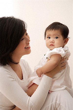 filipina mother daughter - Femme tenant le bébé fille Photographie de stock - Premium Libres de Droits, Code: 656-02660248