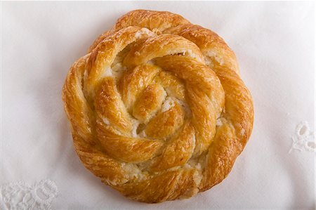 danish - Round Braided Pastry; From Above Stock Photo - Premium Royalty-Free, Code: 659-06154001