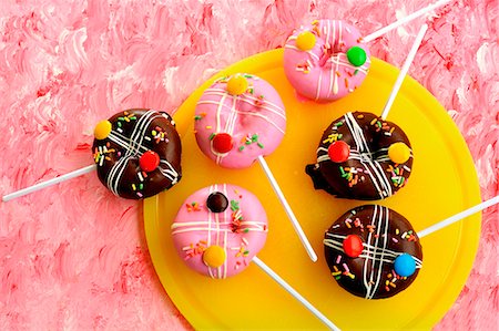 frosted - Pop cakes with icing sugar and coloured chocolate beans Stock Photo - Premium Royalty-Free, Code: 659-06154184