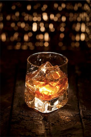 Glass of Scotch on Ice Foto de stock - Sin royalties Premium, Código: 659-06154188