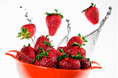 simsearch:659-06186270,k - Fresh Strawberries and Water Splash; In a Bowl Stock Photo - Premium Royalty-Free, Code: 659-06154197
