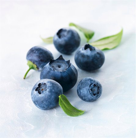 Blueberries with leaves Stock Photo - Premium Royalty-Free, Code: 659-06154437