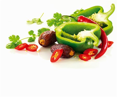 simsearch:640-01354413,k - Green pepper, red chili peppers, dates and cilantro Foto de stock - Sin royalties Premium, Código: 659-06154535