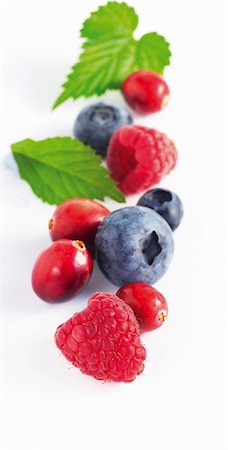 Framboises, les bleuets et les canneberges avec feuilles Photographie de stock - Premium Libres de Droits, Code: 659-06154553