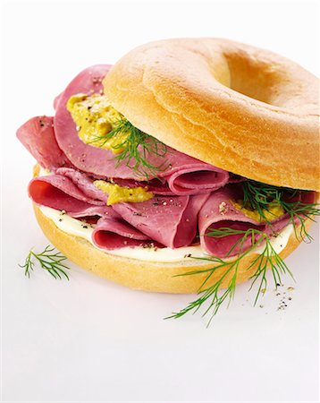 Bagel with cream cheese, cured beef, mustard and dill Stock Photo - Premium Royalty-Free, Code: 659-06154577