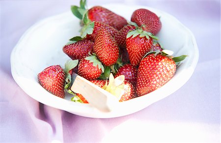 simsearch:659-06186270,k - A bowl of fresh strawberries Stock Photo - Premium Royalty-Free, Code: 659-06155011
