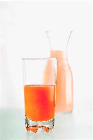 simsearch:659-06495307,k - Blood orange juice in a glass and a carafe Stock Photo - Premium Royalty-Free, Code: 659-06155057