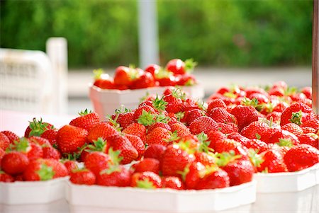 simsearch:659-06186270,k - Strawberries in cardboard boxes Stock Photo - Premium Royalty-Free, Code: 659-06155149