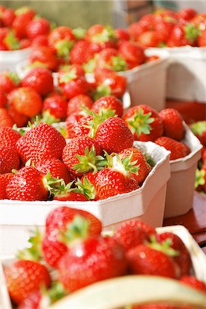 simsearch:659-06186270,k - Strawberries in cardboard boxes Stock Photo - Premium Royalty-Free, Code: 659-06155150