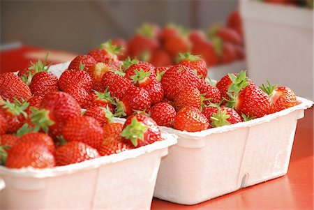simsearch:659-06186270,k - Strawberries in cardboard boxes Stock Photo - Premium Royalty-Free, Code: 659-06155151