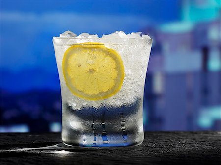 simsearch:659-06495307,k - Glass of Water with Crushed Iced and a Slice of Lemon Stock Photo - Premium Royalty-Free, Code: 659-06155455