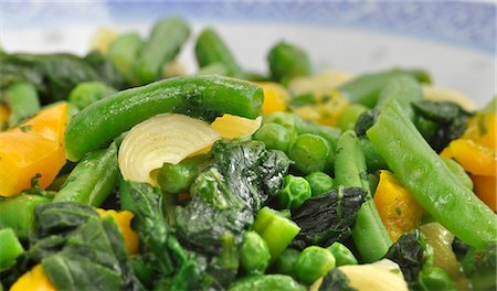 Conchiglie with spinach, beans, peas and peppers Stock Photo - Premium Royalty-Free, Code: 659-06155458