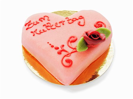 simsearch:659-06185283,k - A heart-shaped cake for Mother's Day Stock Photo - Premium Royalty-Free, Code: 659-06155557
