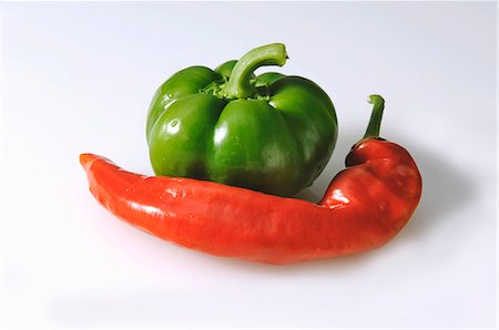 simsearch:640-01354413,k - A green pepper and a red chili pepper Foto de stock - Sin royalties Premium, Código: 659-06155679