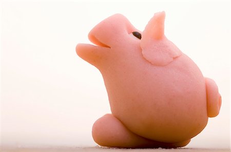 simsearch:659-07069631,k - A marzipan pig Stock Photo - Premium Royalty-Free, Code: 659-06155984