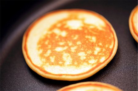 pancake - Pancakes in the pan Stock Photo - Premium Royalty-Free, Code: 659-06156045
