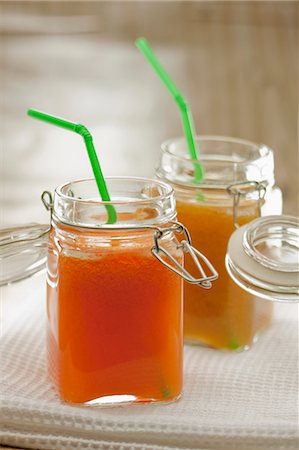 Jus de carotte et d'orange et jus de pêche dans la préservation des pots avec des pailles Photographie de stock - Premium Libres de Droits, Code: 659-06151110