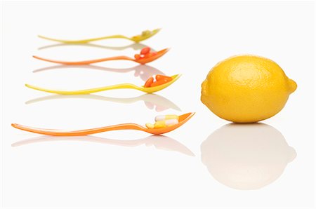 single lemon - Spoons with vitamin tablets and a lemon Stock Photo - Premium Royalty-Free, Code: 659-06151397