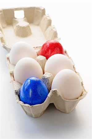 simsearch:659-03536847,k - White and coloured eggs in an egg box Foto de stock - Sin royalties Premium, Código: 659-06151478