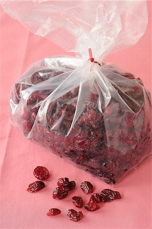 packed - Dried cranberries in a plastic bag Foto de stock - Sin royalties Premium, Código: 659-06151484