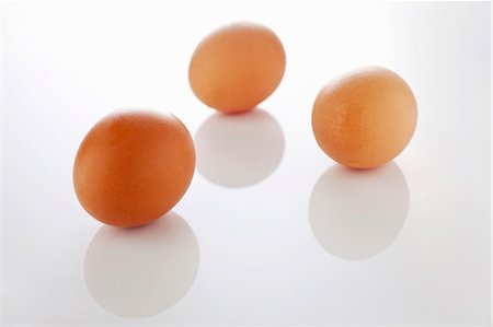 simsearch:659-03536847,k - Three brown eggs Foto de stock - Sin royalties Premium, Código: 659-06151574
