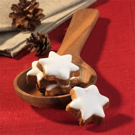 Cinnamon stars on a wooden spoon Stock Photo - Premium Royalty-Free, Code: 659-06152009