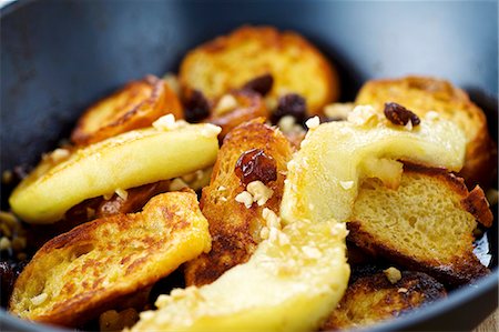 Shredded apple pancakes with raisins (Austrian dessert) Foto de stock - Royalty Free Premium, Número: 659-06152277