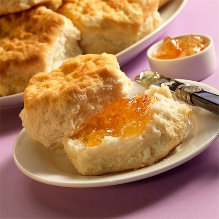 Biscuit with Orange Marmalade on a Plate; Knife; Plate of Biscuits Stock Photo - Premium Royalty-Free, Code: 659-06152945