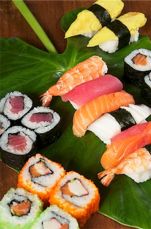 simsearch:659-07610354,k - Various types of sushi on a leaf Stock Photo - Premium Royalty-Free, Code: 659-06153095