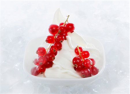 simsearch:659-08418689,k - Yogurt ice cream garnished with redcurrants Stock Photo - Premium Royalty-Free, Code: 659-06153170