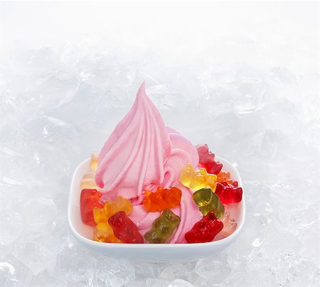 simsearch:659-08418689,k - Strawberry yogurt ice cream garnished with gummy bears Stock Photo - Premium Royalty-Free, Code: 659-06153191