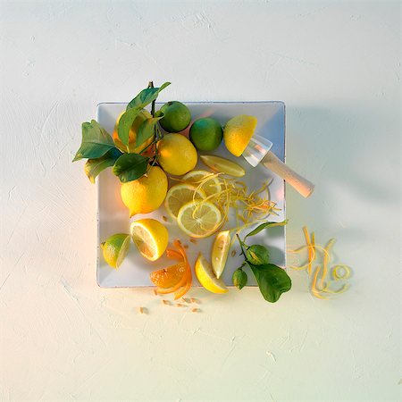 Lemons and limes with leaves on a square plate Stock Photo - Premium Royalty-Free, Code: 659-06153274