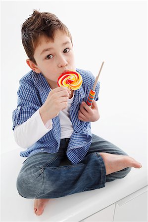 A little boy eating a lolly Stock Photo - Premium Royalty-Free, Code: 659-06153335