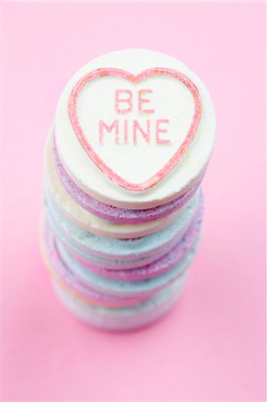 Stacked brightly colored candies with 'Be Mine' written on them Stock Photo - Premium Royalty-Free, Code: 659-06153591