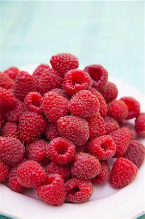 raspberry - Fresh raspberries on a plate Stock Photo - Premium Royalty-Free, Code: 659-06153638