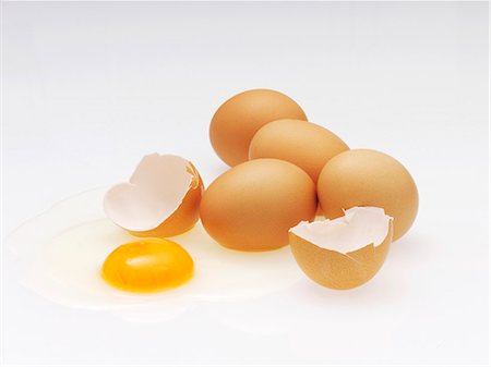 simsearch:659-03536847,k - Several brown eggs, one cracked Foto de stock - Sin royalties Premium, Código: 659-06153642