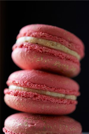 filled - Pink Macaroons with Cream Filling; Stacked Stock Photo - Premium Royalty-Free, Code: 659-06153883