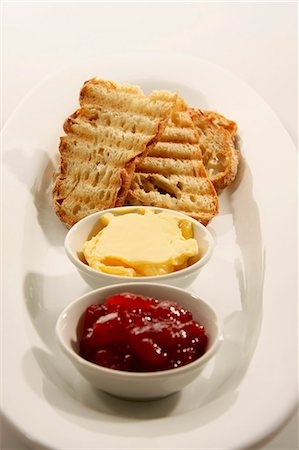 Strawberry jam, butter and toasted ciabatta Foto de stock - Sin royalties Premium, Código: 659-06184063