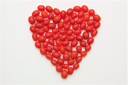 simsearch:659-07026815,k - A heart shaped out of plum tomatoes Foto de stock - Sin royalties Premium, Código: 659-06184076