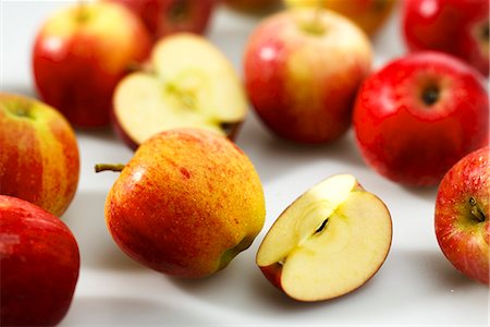 simsearch:659-07610418,k - Red apples, whole, halved and sliced Stock Photo - Premium Royalty-Free, Code: 659-06184226