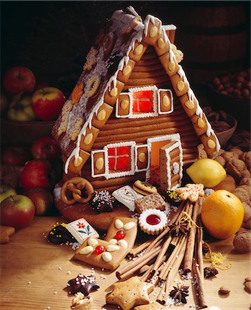 A gingerbread house with interior lighting Stock Photo - Premium Royalty-Free, Code: 659-06184272